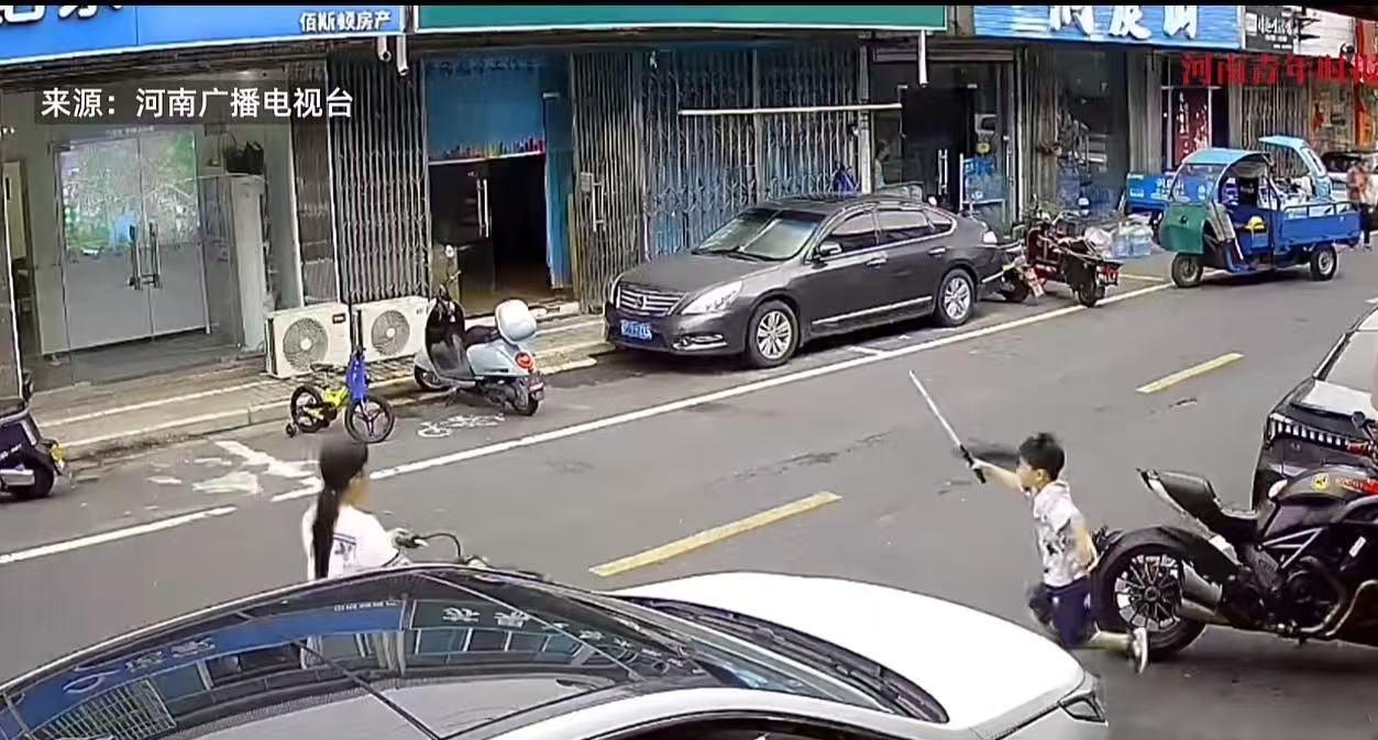 “这个父亲火了！”江苏苏州，小男孩“鬼探头”被女子骑电动车撞伤，女子主动提出赔偿