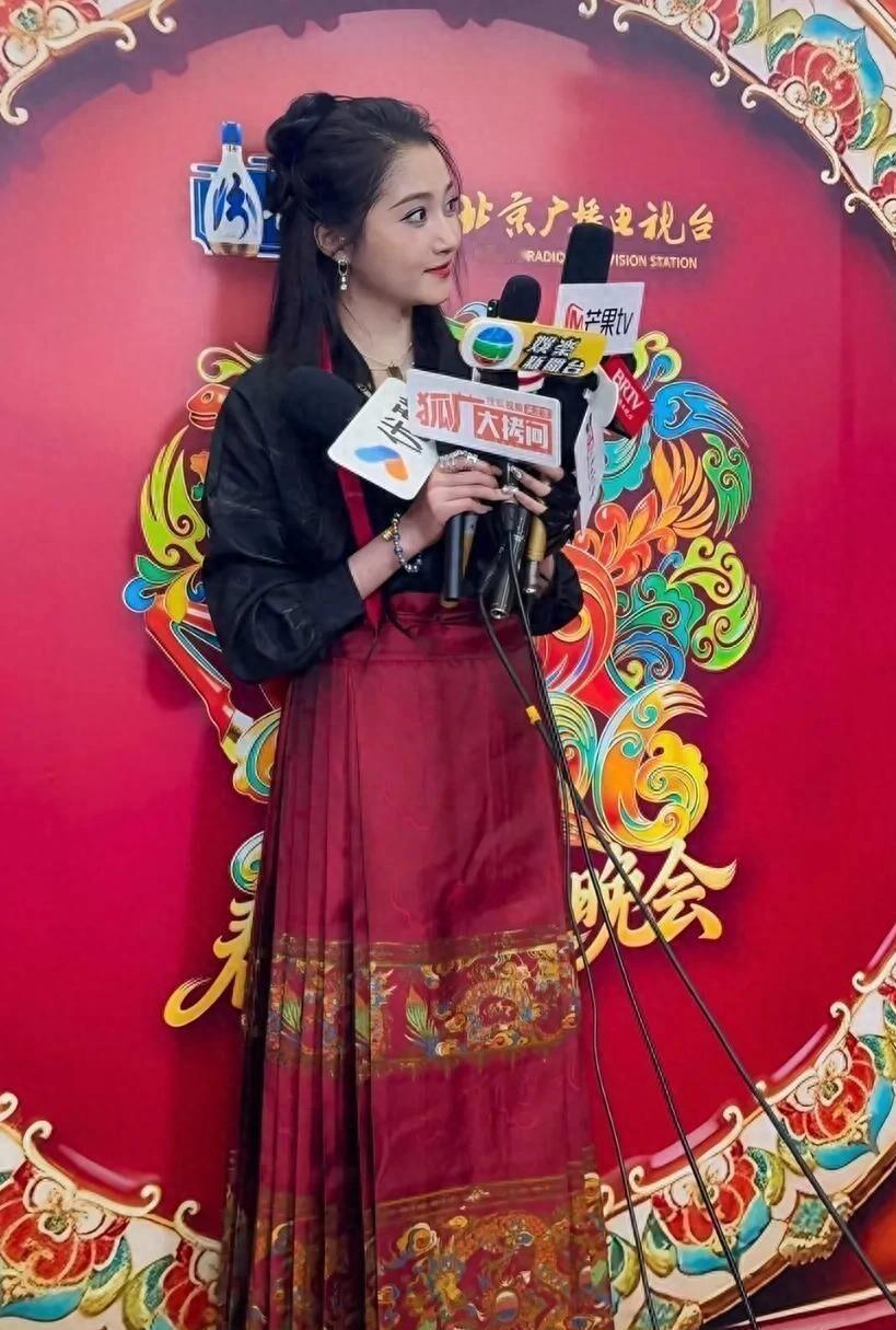 辣眼！关晓彤北京春晚扑街：穿马面裙上下一般粗，脸也肿又被嘲了