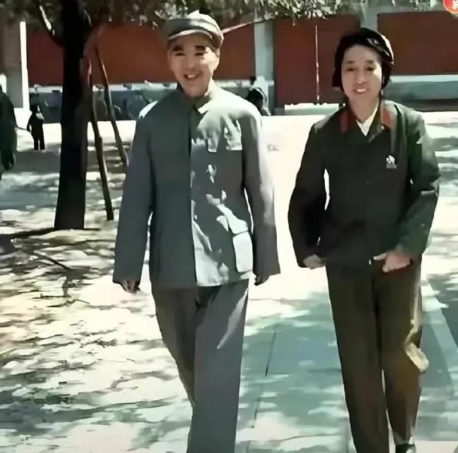这张照片中并肩而行的夫妻。身着60年代风格的军装与干部服，神情从容，步态一致，展
