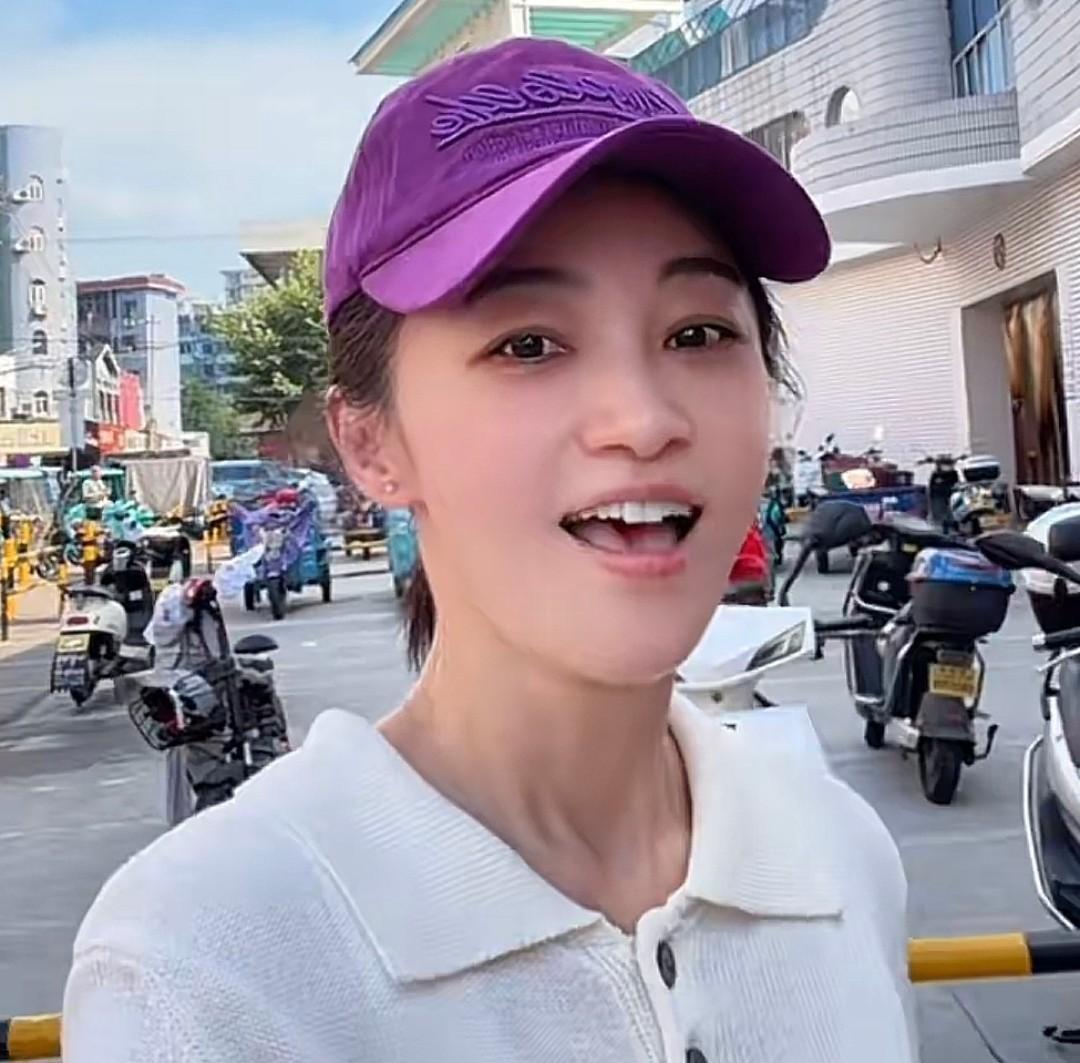姚笛脖子上的汗珠，把中年女明星的最后一层体面给泡烂了。44岁，大夏天裹着针织衫