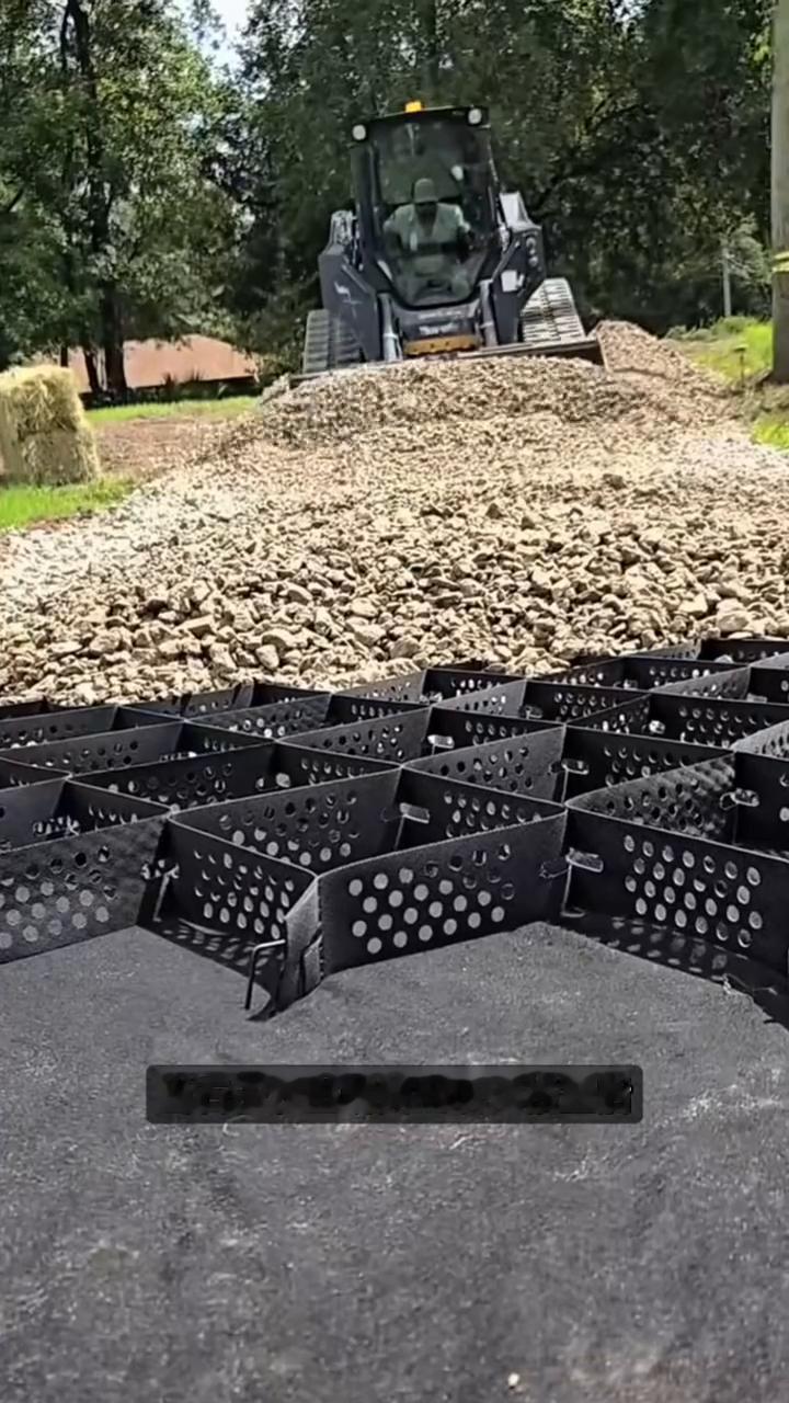 格室基建神器。谁能想到这种看起来像废旧塑料网一样的东西，不用混凝土，不用沥青，