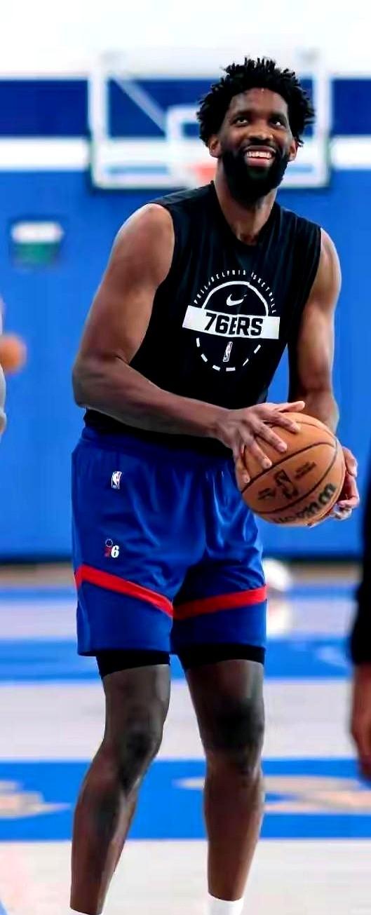 奥尼尔一巴掌拍碎了NBA现在的减肥神话。恩比德和东契奇休赛期疯狂掉肉，球迷还