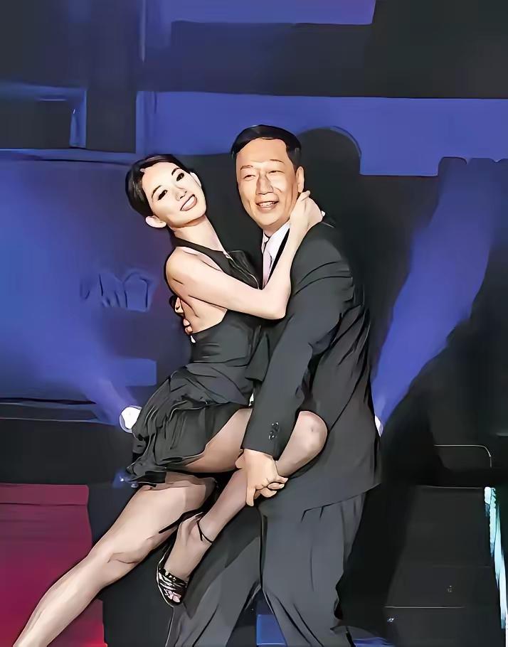 这是以前，富士康老总郭台铭与林志玲在舞台上的一幕，被人拍下，这一幕可太经典了。