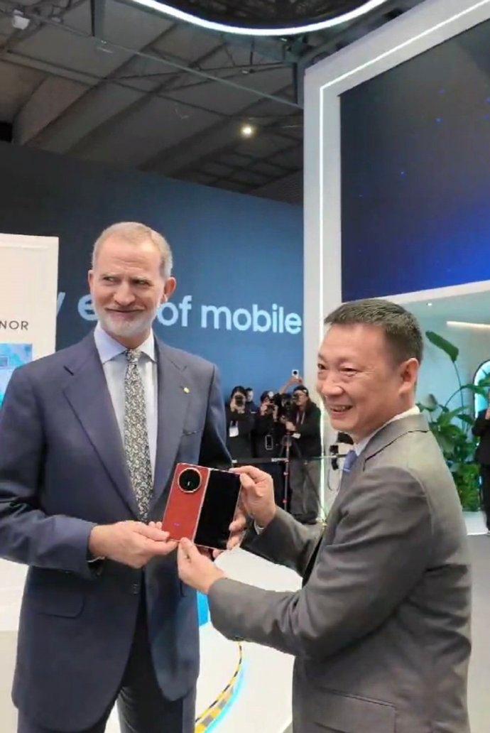 荣耀真cool，在MWC2026展会上，西班牙国王费利佩六世都来现场了，不仅与荣