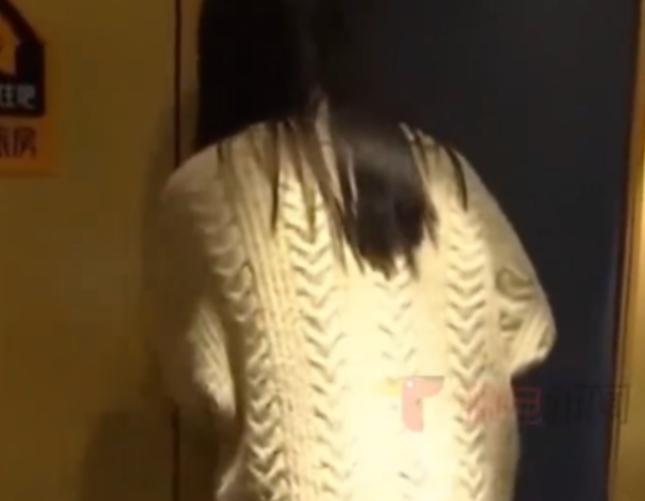 贵州，一女子在诊室里接受治疗，当时正脱裤检查，身体也是光溜溜的，一陌生男子直接