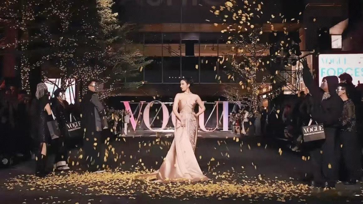 去年VOGUE盛典压轴的黄玫瑰雨印象深刻，今年看名单去的人知名度都不太高……​