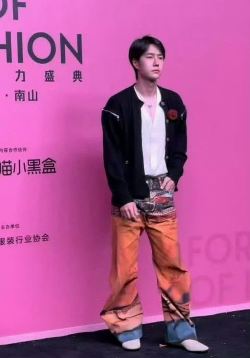 王一博为什么不喜欢穿裤子啊，老是松松垮垮的​​​