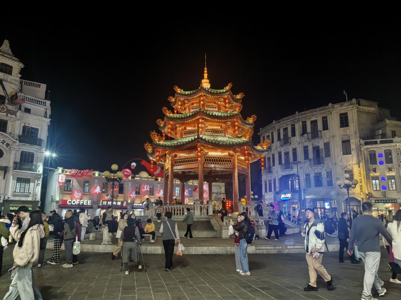 汕头的小公园可不是一个小公园。原来小公园是一个街道，是以中山纪念亭为中心，方圆几