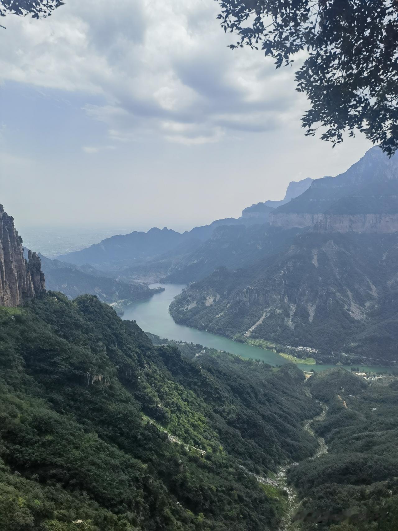 今天来回龙天界山旅游了，住在了农家乐小院，感觉是一次不错的旅行，不过今天的爬山也