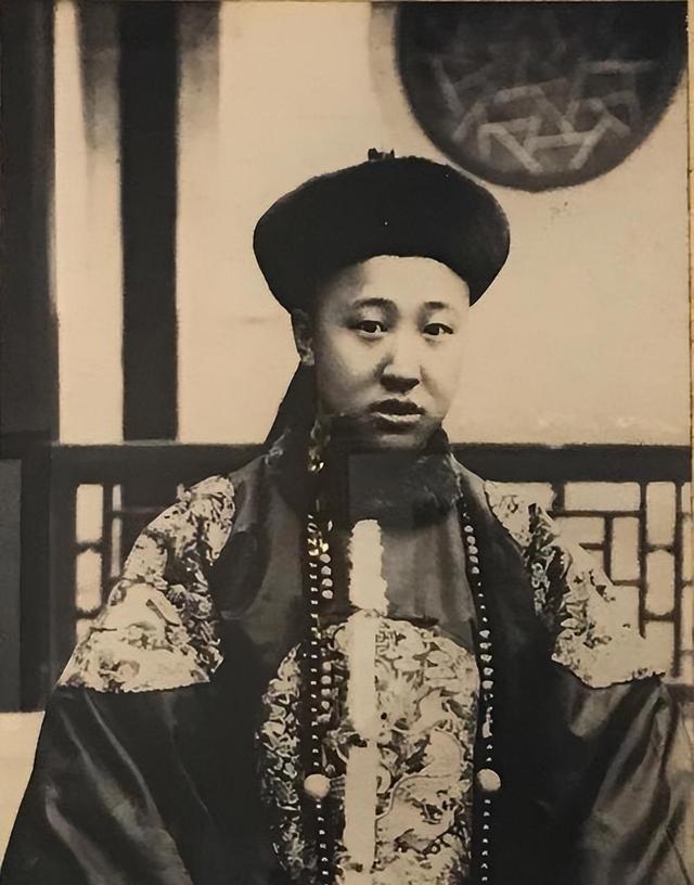 觉罗：清朝皇族里最尴尬的"高配平民"同样姓爱新觉罗，凭什么有人一出生就是亲王