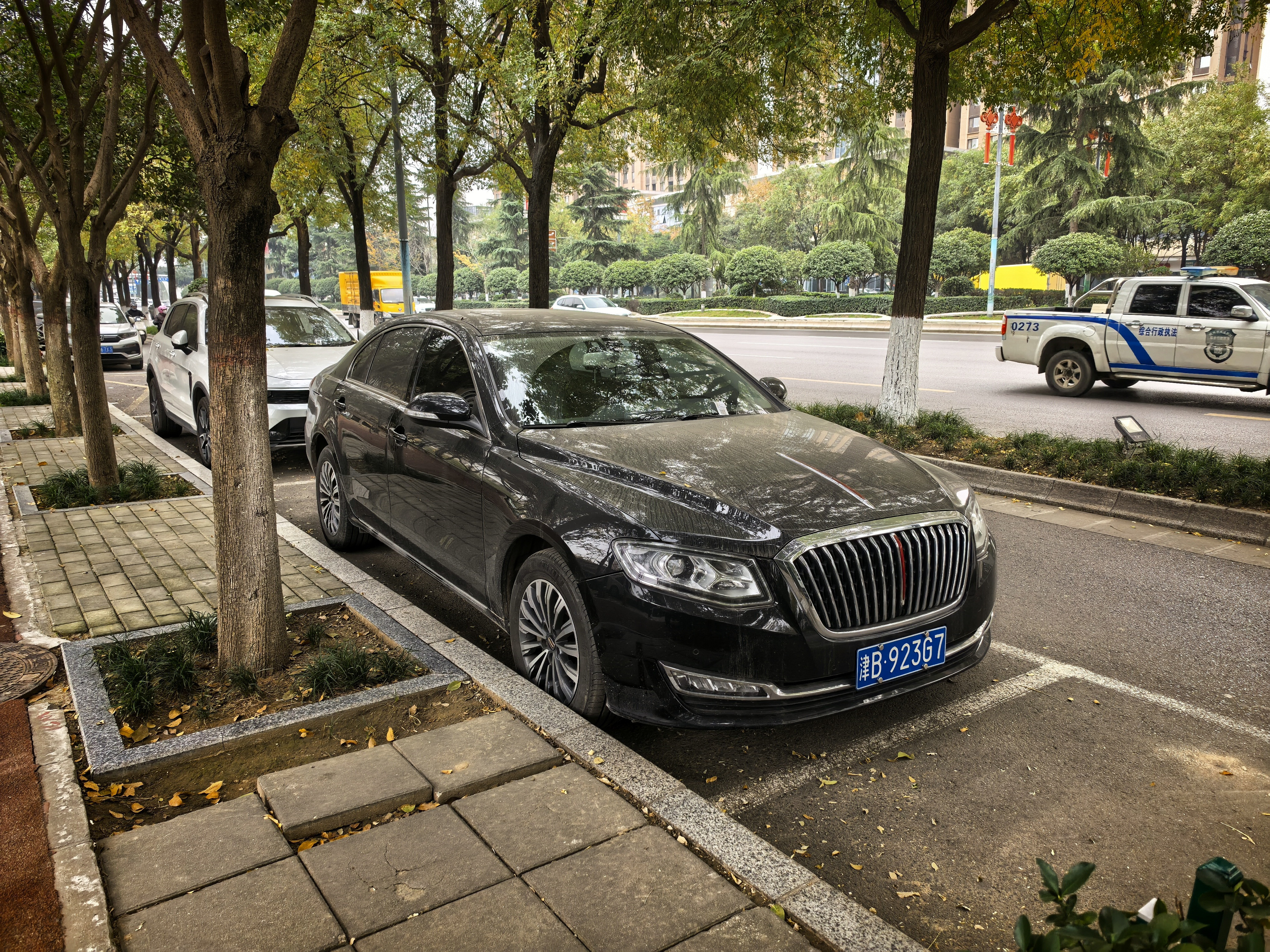 碰见一辆红旗H7，这是改款之后的版本，还有更早的，前脸中网更小一些。红旗H7算是