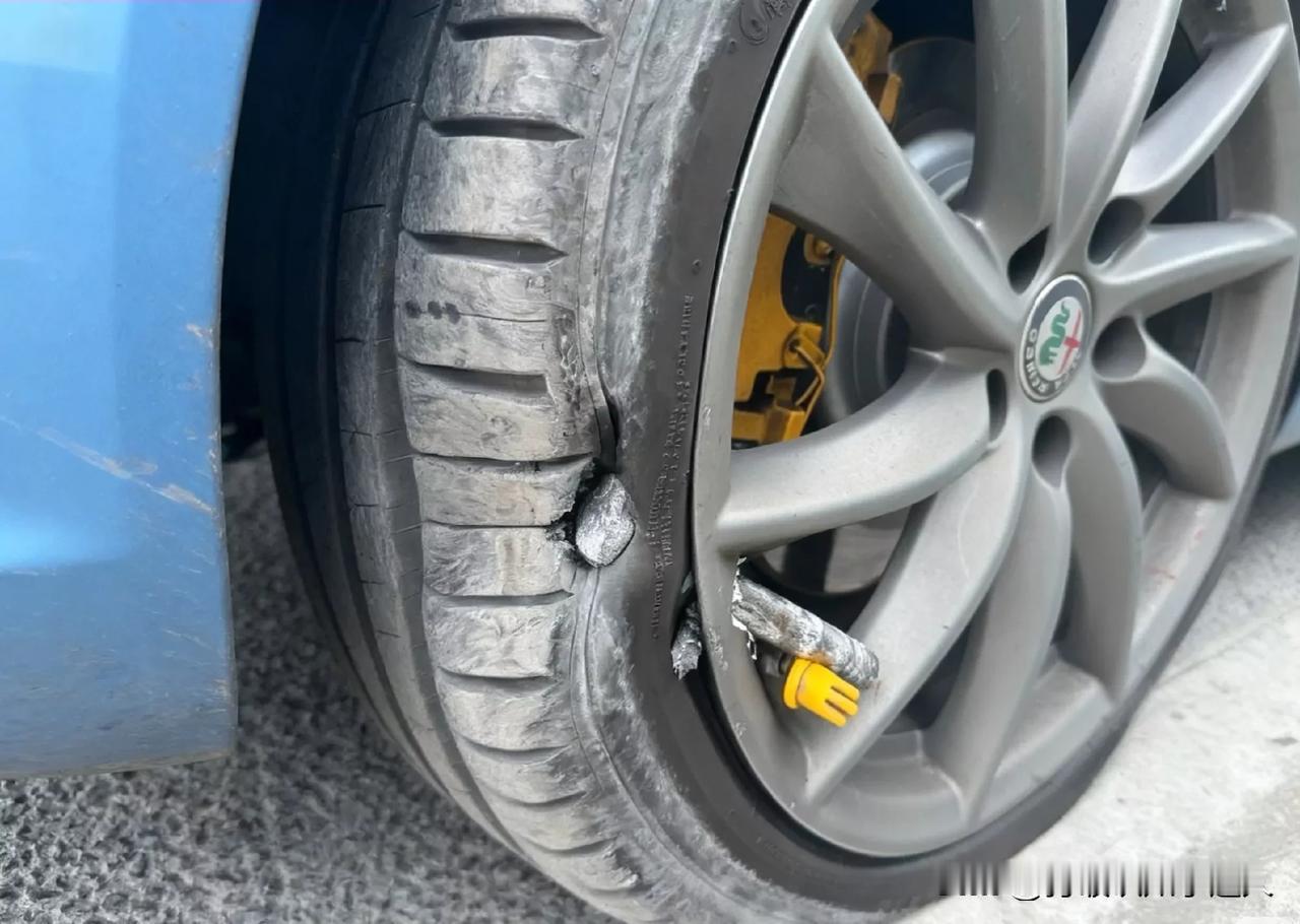 今天被螺栓坑惨了今天开车被个螺栓扎轮胎了车，叫拖车时，这条路算高速，必须找