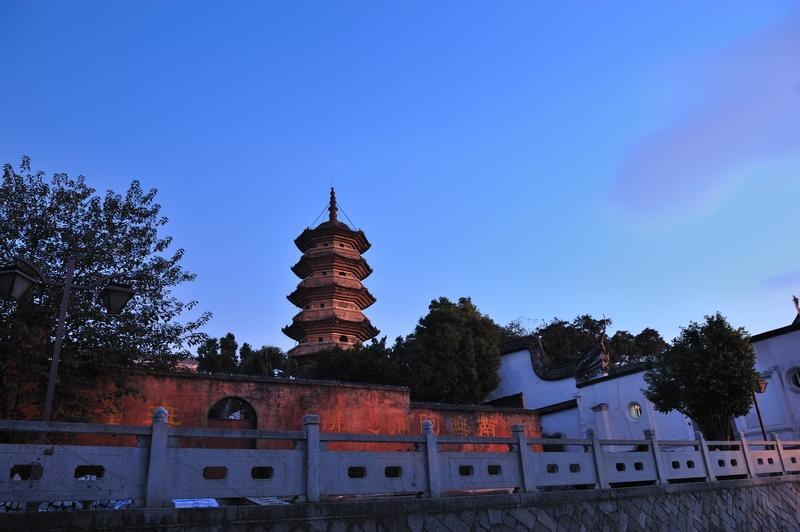 七星山荒野求生14位选手全部进决赛11月18日，湖南张家界七星山荒野求生挑战赛