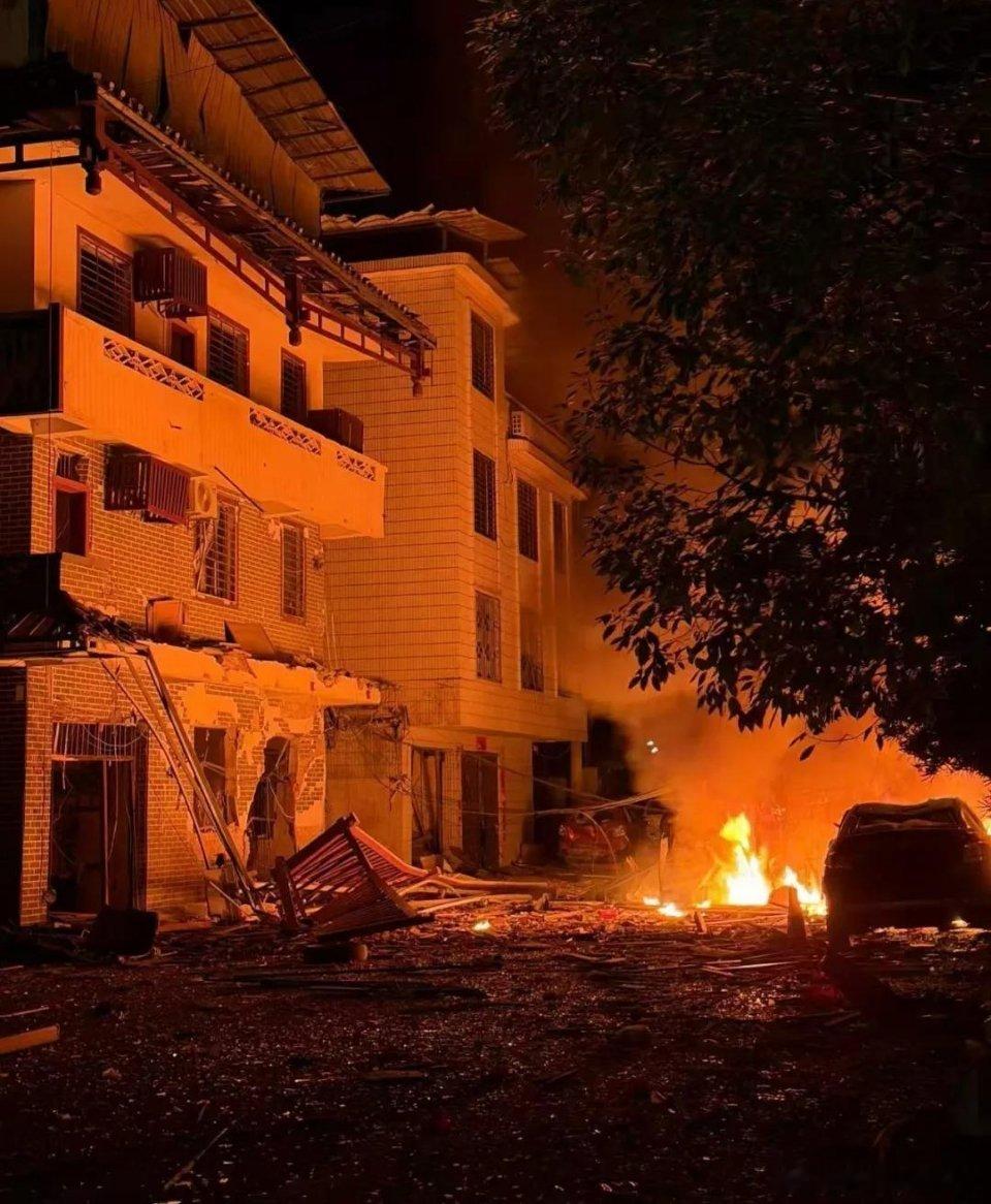心痛啊广西兴安爆炸致7死17伤凌晨两声巨响打破小镇宁静，沿街房屋门窗大面积损毁，