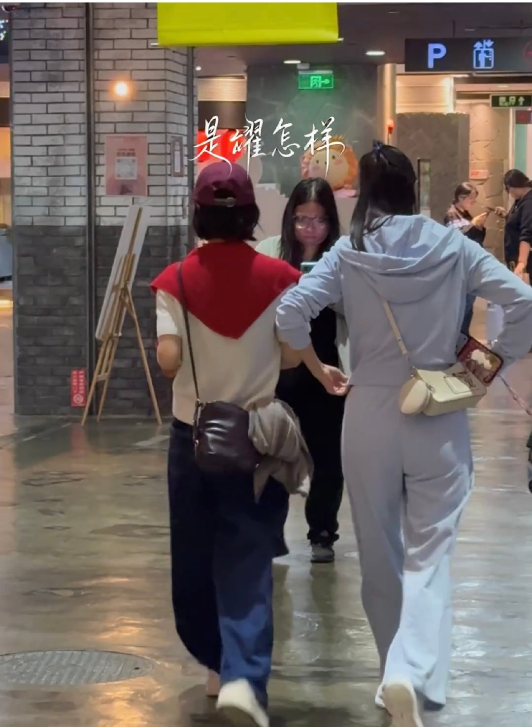 #赵丽颖现身谢娜话剧现场#这位小姐姐你抬抬头啊，急死我了[笑着哭]​
