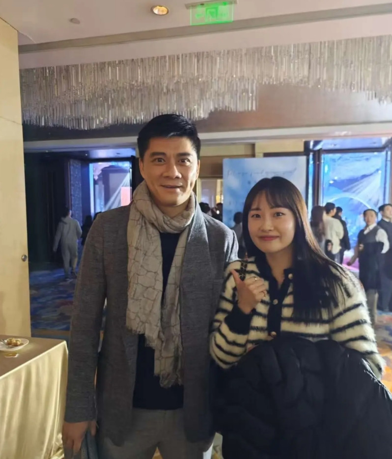 凌晨韩国名将蔡侑玎晒出了自己和陈雨菲、郑思维蒋振邦冯彦哲，还有蔡赟等合照，并且用