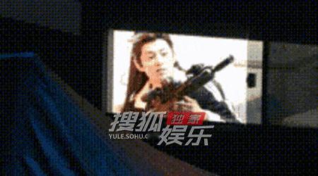 王鹤棣拍戏间隙回房车玩玩具枪王鹤棣古人玩玩具枪也是看上古人玩玩具枪了~