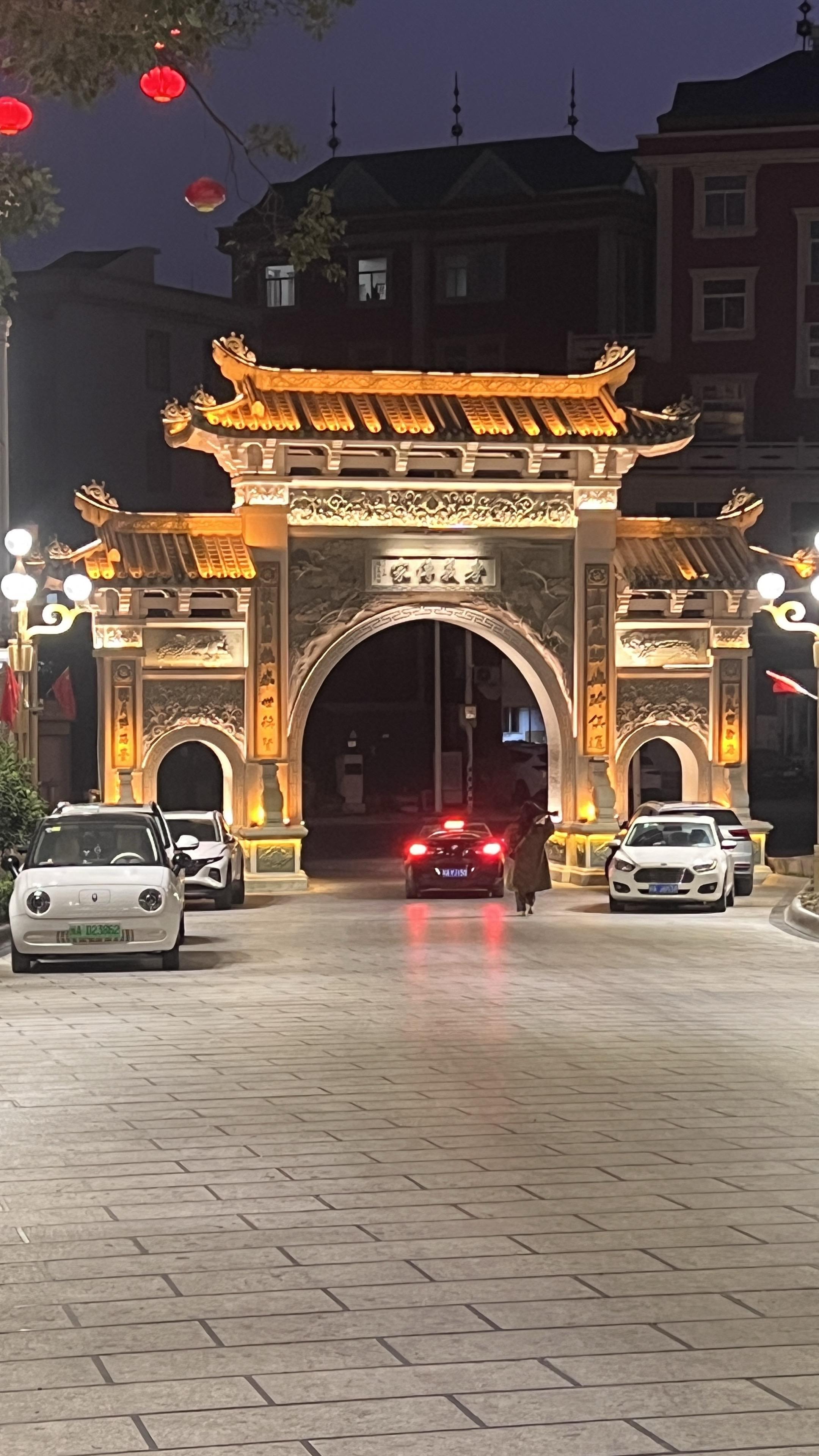 传世大门。无石材不豪宅，豪门出大户