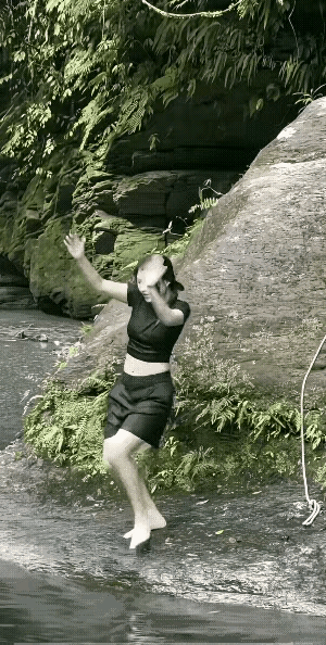 美女你这个入水方式有点特别啊[笑着哭]