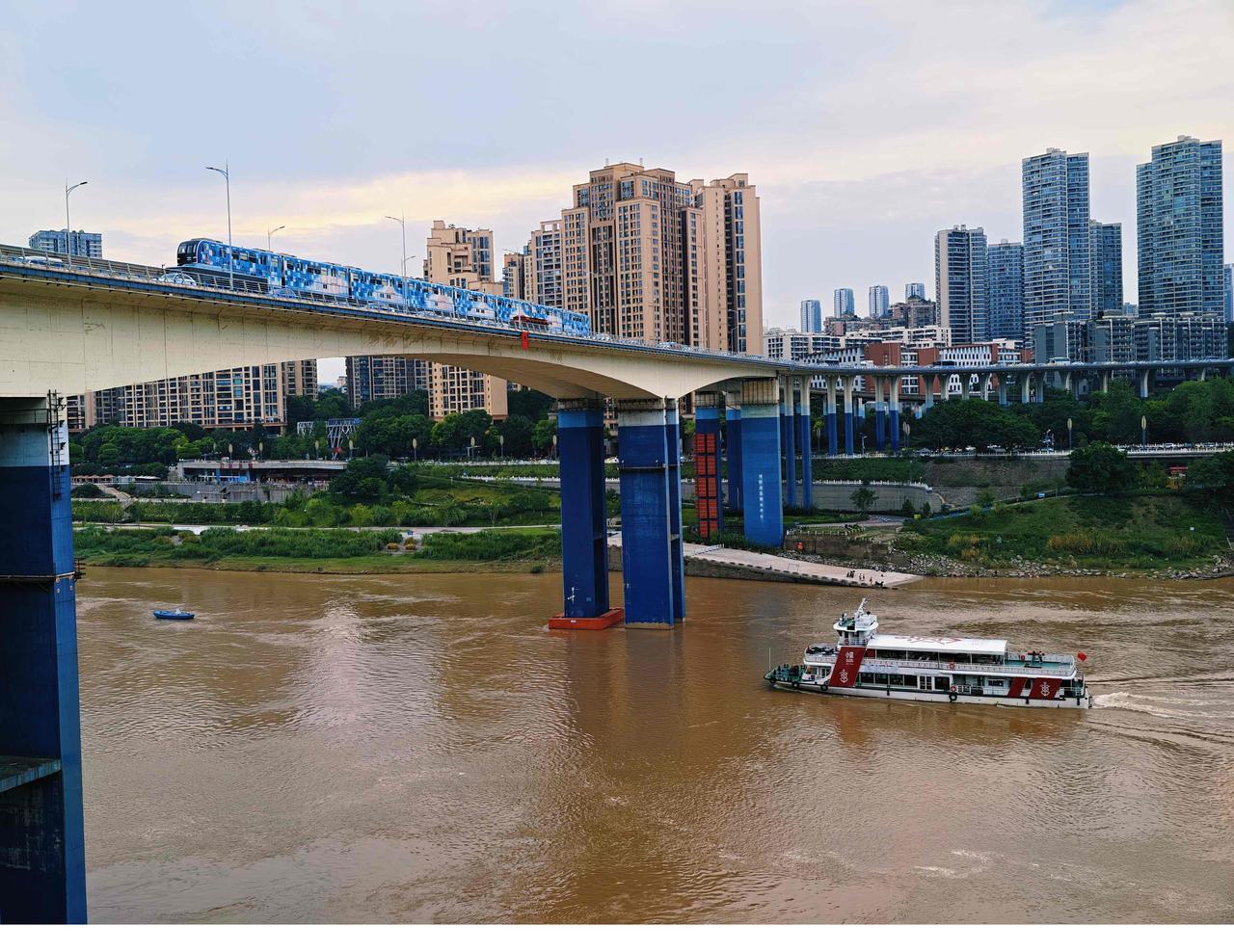 重庆人真的太疯疯癫啦！9月16日，四川省成都市大暴雨，今天明后天，成都广元西安及