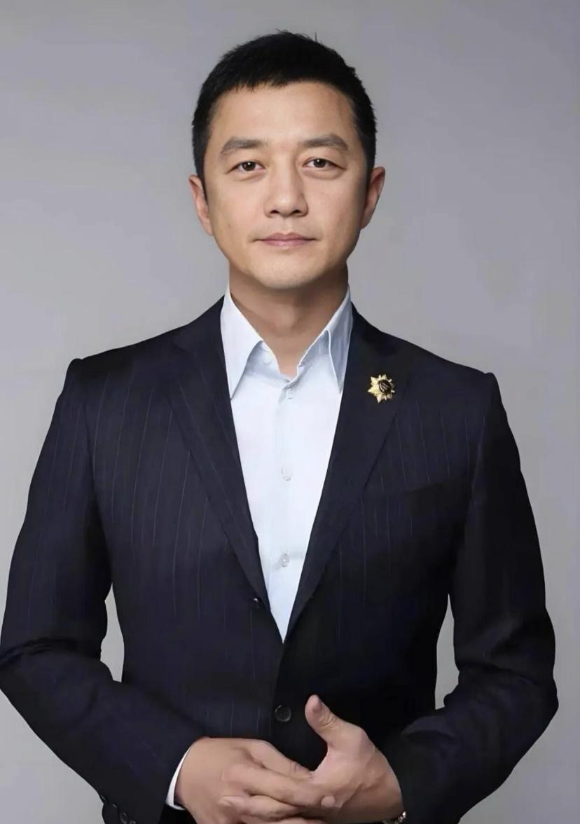 李亚鹏，一个欠了4000万的“老赖”，怎么就干翻了所有头部主播？10万人涌进直