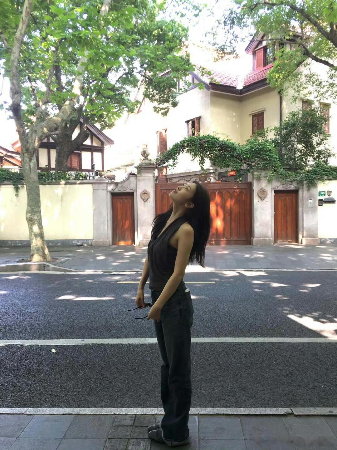安宥真ins更新，美女拍照根本不care角度和背景如何硬美