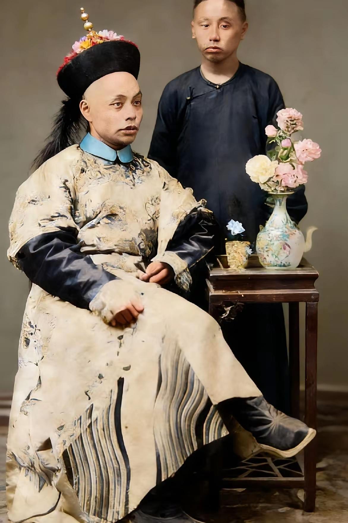 1868年，太监安德海搞到个稀罕玩意儿——照相机。他赶紧整了个时髦造型，跷着腿一