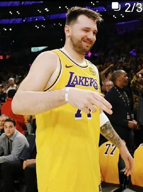 豪横！豪横！东契奇为湖人送上了超豪气的圣诞惊喜说的2025年12月17日