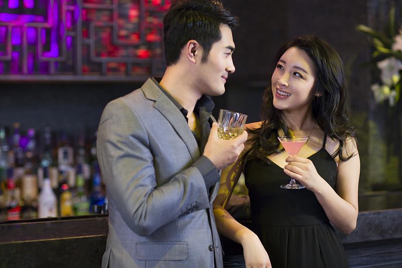 “老牛想吃嫩草！””广东中山，80后男子背着妻子与一22岁女子交往，为了得到女子