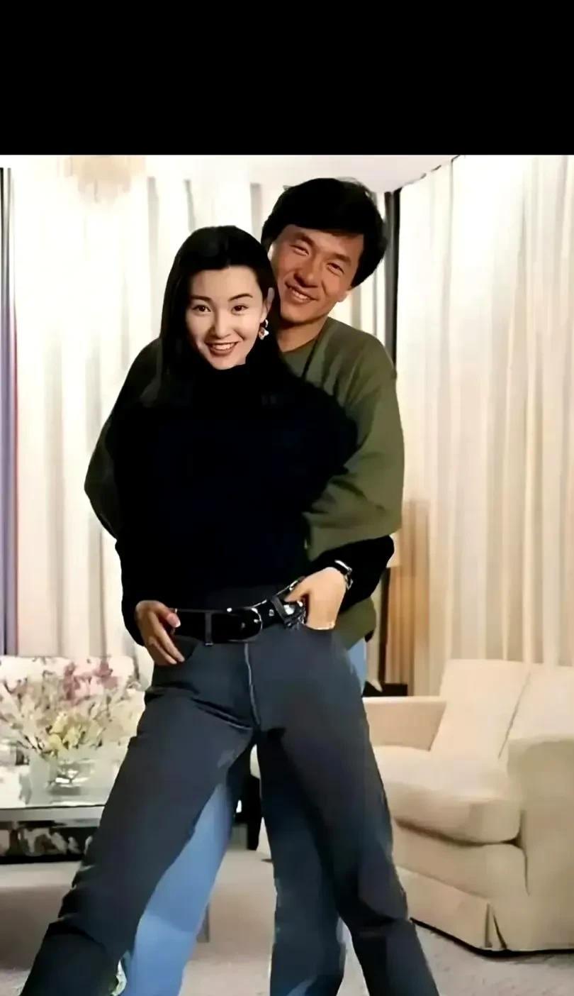 成龙年轻时候原来是这种风格的，难怪喜欢他的人有那么多。