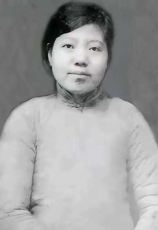 1948年，李青林被捕，特务见她不承认身份，就叫来一个叛徒指认她，看到叛徒时，李