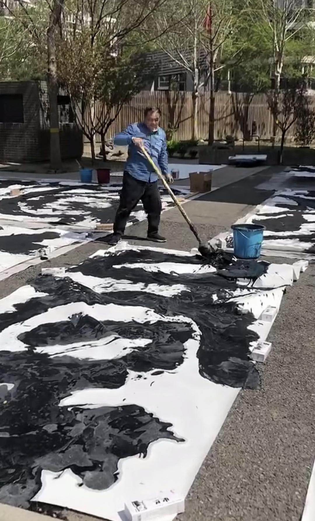 中国当今书法界三大奇人，公认的流量书法大师，这是书法大师们正在创作的视频截图。图