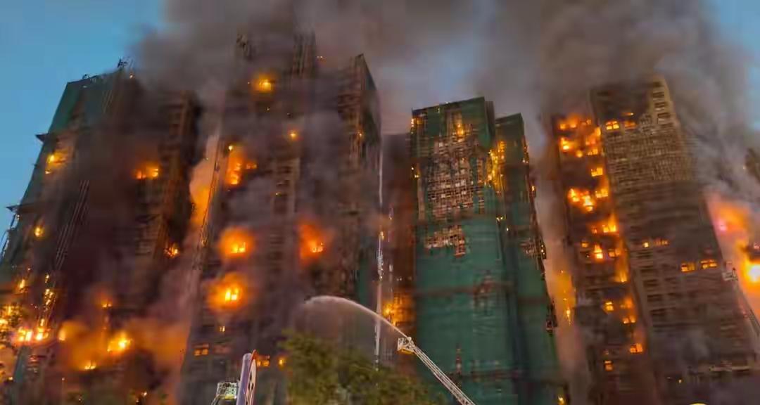 增至12死4伤包括一名消防员殉职！香港一高楼发展成5级大火，大批住戶撤离目睹家园