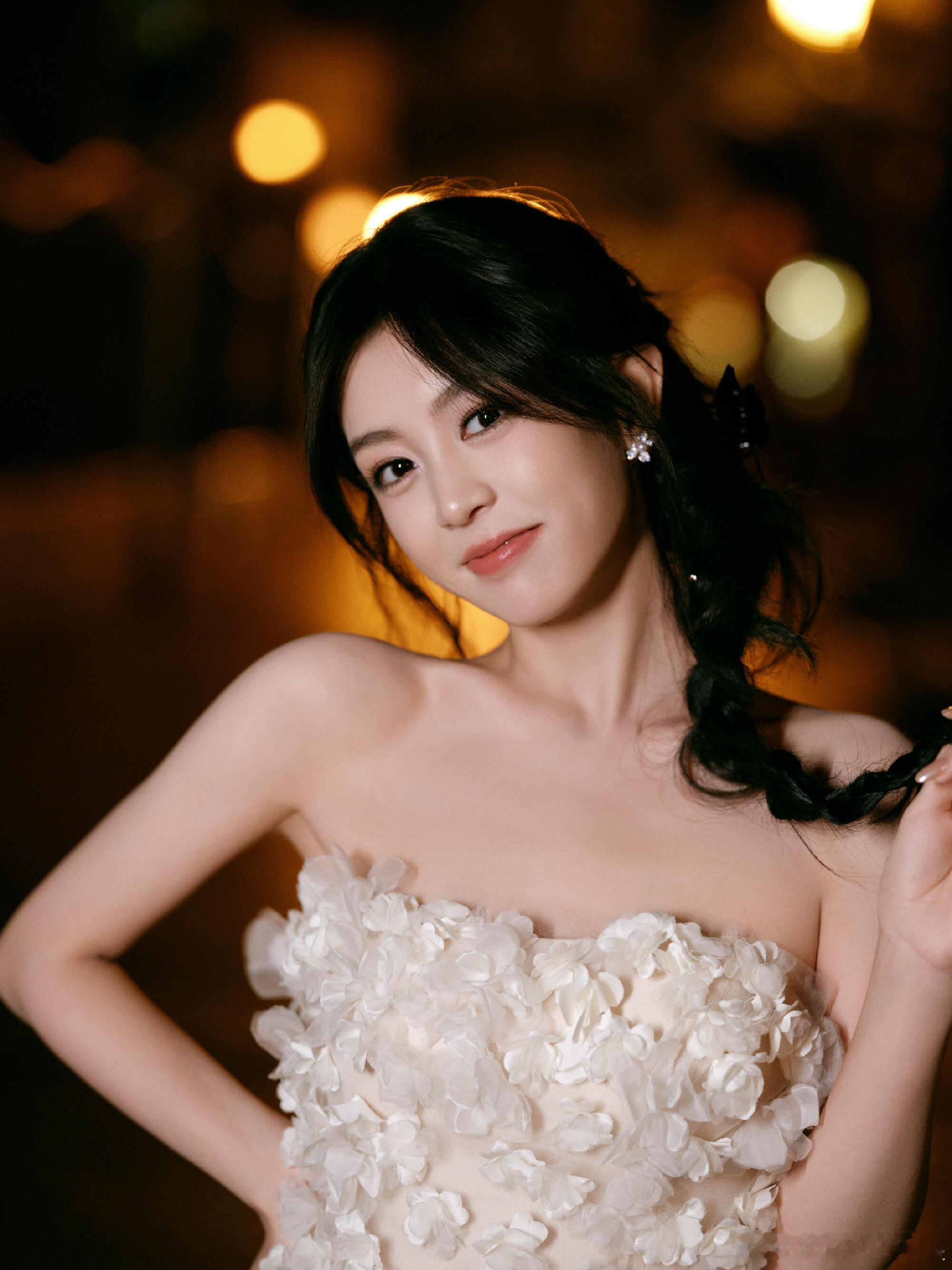 郜思雯|2025爱奇艺尖叫之夜look1缎面裙摆摇曳，花影映身🤍👗|M