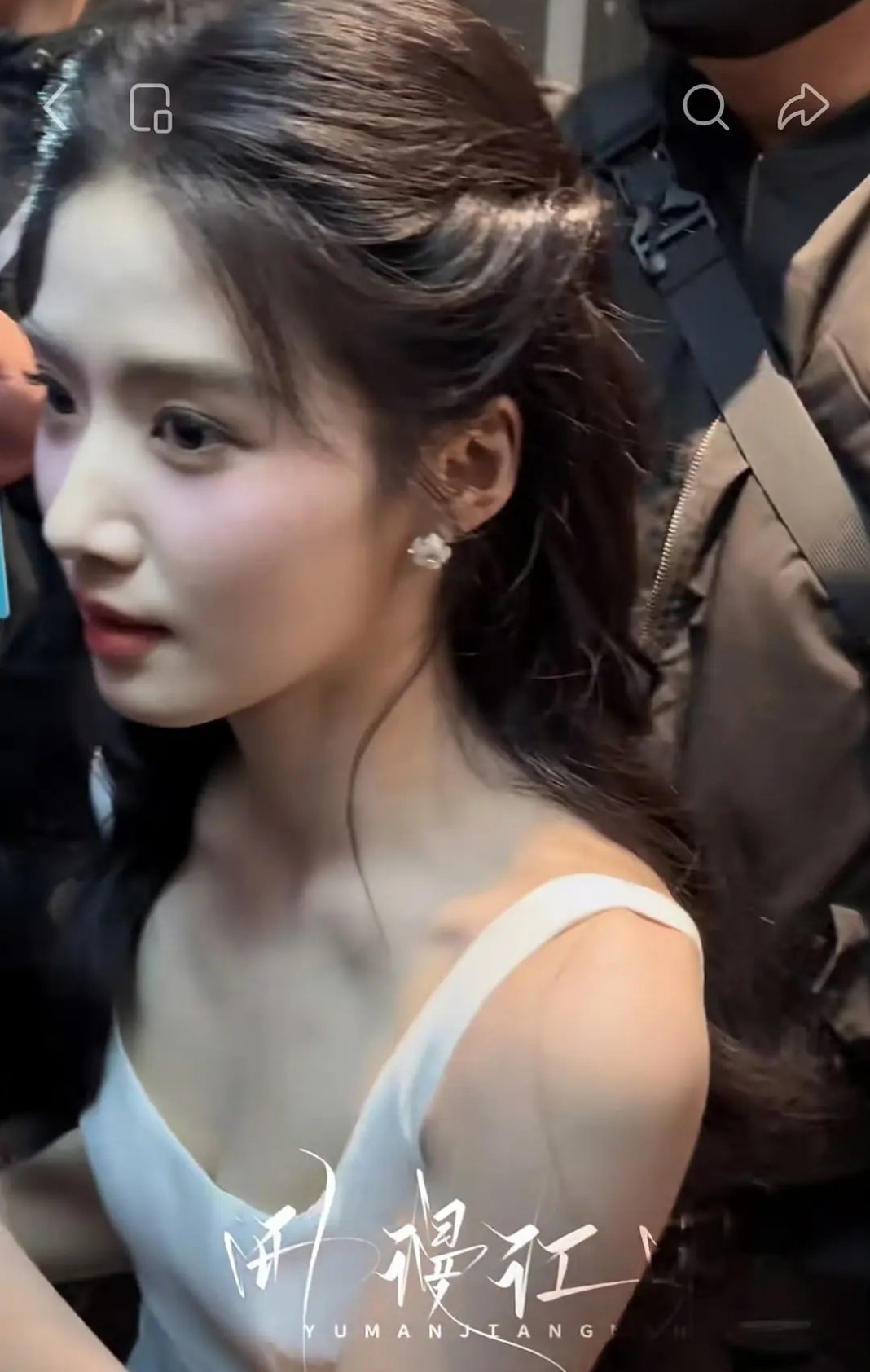 卢昱晓随手一拍就惊艳，这颜值太能打了。