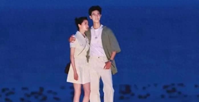 关晓彤片场激吻，工作人员围观下亲到嘴麻，演员信念感太狠