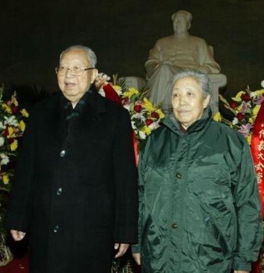 华国锋退休后，和妻子韩芝俊，住在北京西城的一座四合院中。这座四合院里有很多间房子