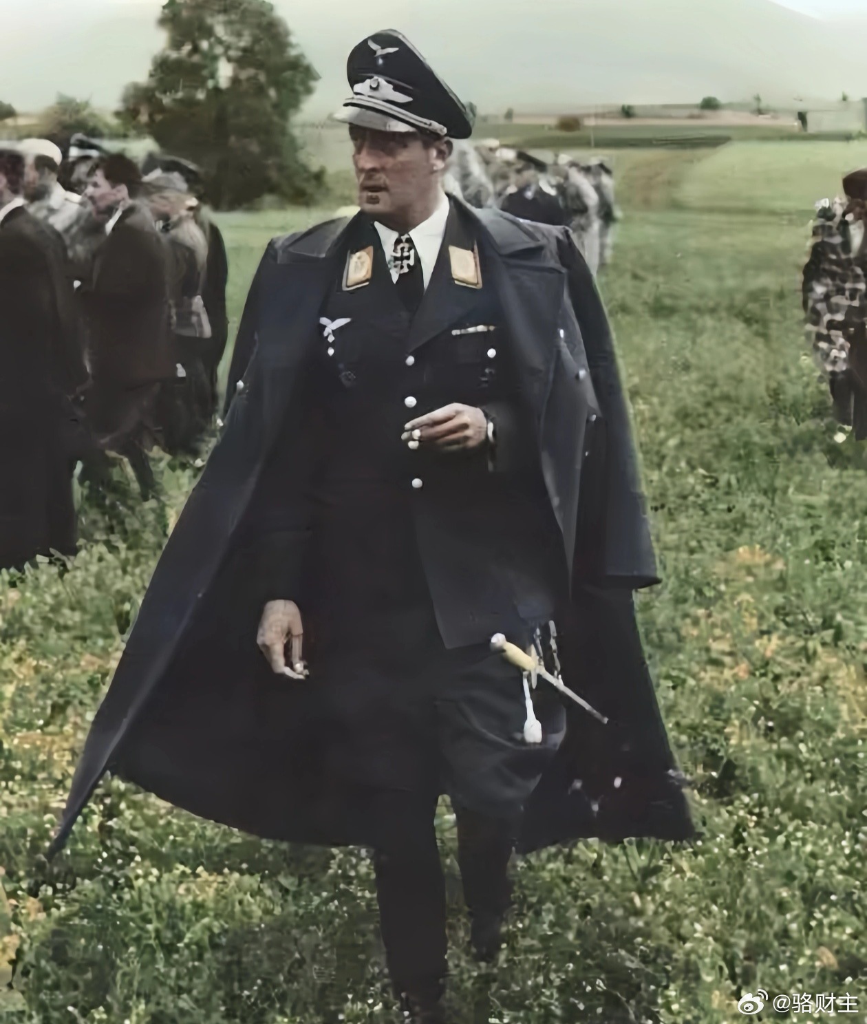 1942年夏，苏联南部原野实拍罕见彩色老照片。图中男子是德军第77俯冲轰炸机联队
