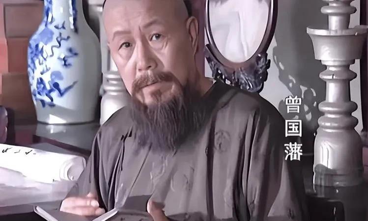 曾国荃劝曾国藩率领20万湘军精英，攻破北京，恢复汉家江山，建立曾家王朝。曾国藩苦