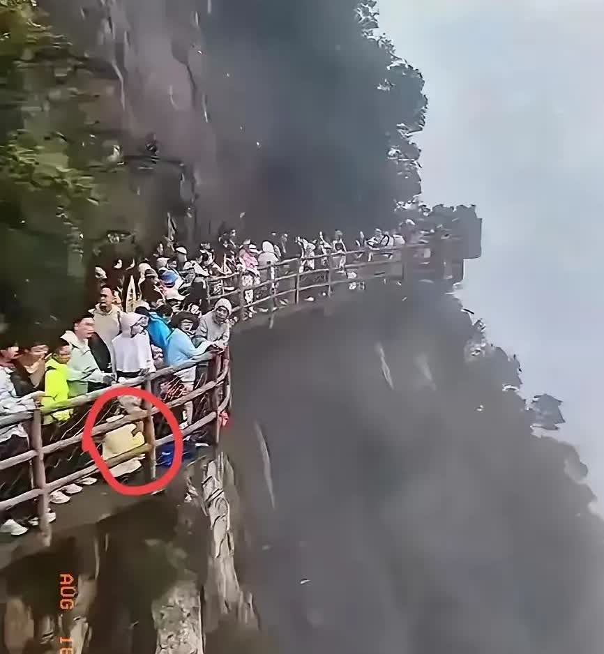 太吓人了！一女子和家人去景区玩，看到栈道上人挤得走不动。虽然旁边人说这栈道安全，