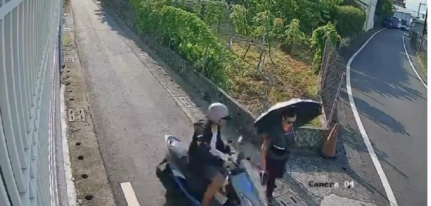 台湾78岁女退休女教师，被驾驶摩托车的壮汉抢手袋，女事主奋力反抗不放手，连抢匪也