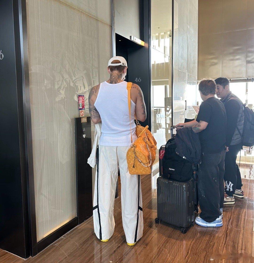 黄子韬现在的体态，好壮啊虎背熊腰的