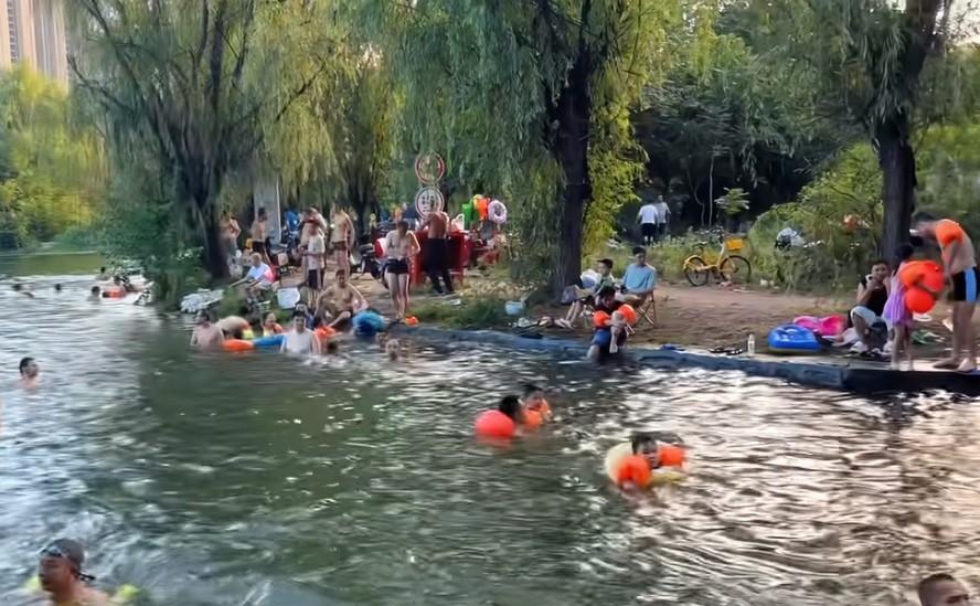 雁鸣湖西安人的免费海水浴场这几天西安持续40度的高温，对于缺水的西安来说，