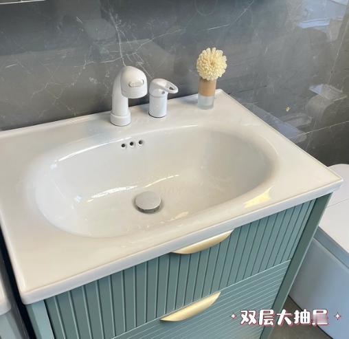 第一次装修，我媳妇被岩板一体柜的颜值迷住了，说“无缝、高级、好打理”。花3000