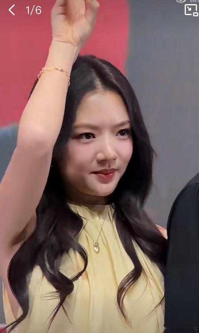 任敏被粉丝催着减肥双下巴很明显了，任敏粉丝真是惯着她多少年了，中间就偶尔瘦过那么