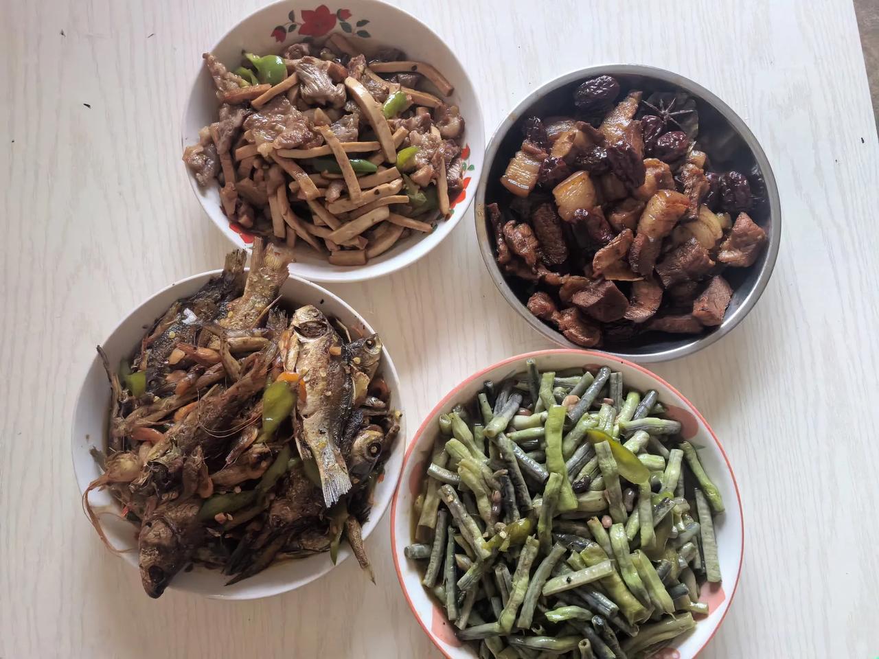 农村的午餐，一般人估计看不上吧！农村的午餐，四菜一汤，四个菜分别是小鱼小虾，
