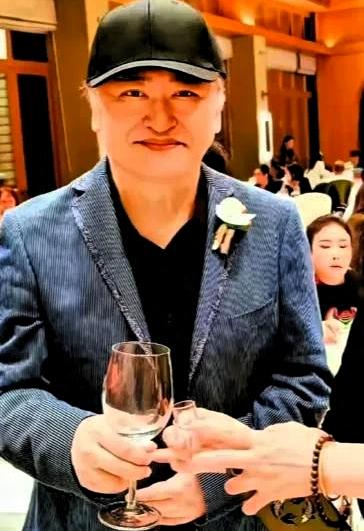 刘欢嫁女现场落泪，10月26日，刘欢34岁女儿刘一丝在重庆大婚。62岁的刘欢鬓角