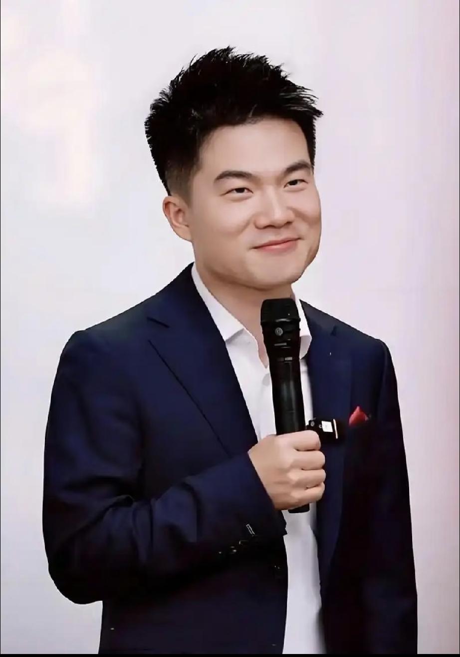 我有种预感，以后董宇辉在直播界要一家独大了。与辉同行收割普通人，主要是生活