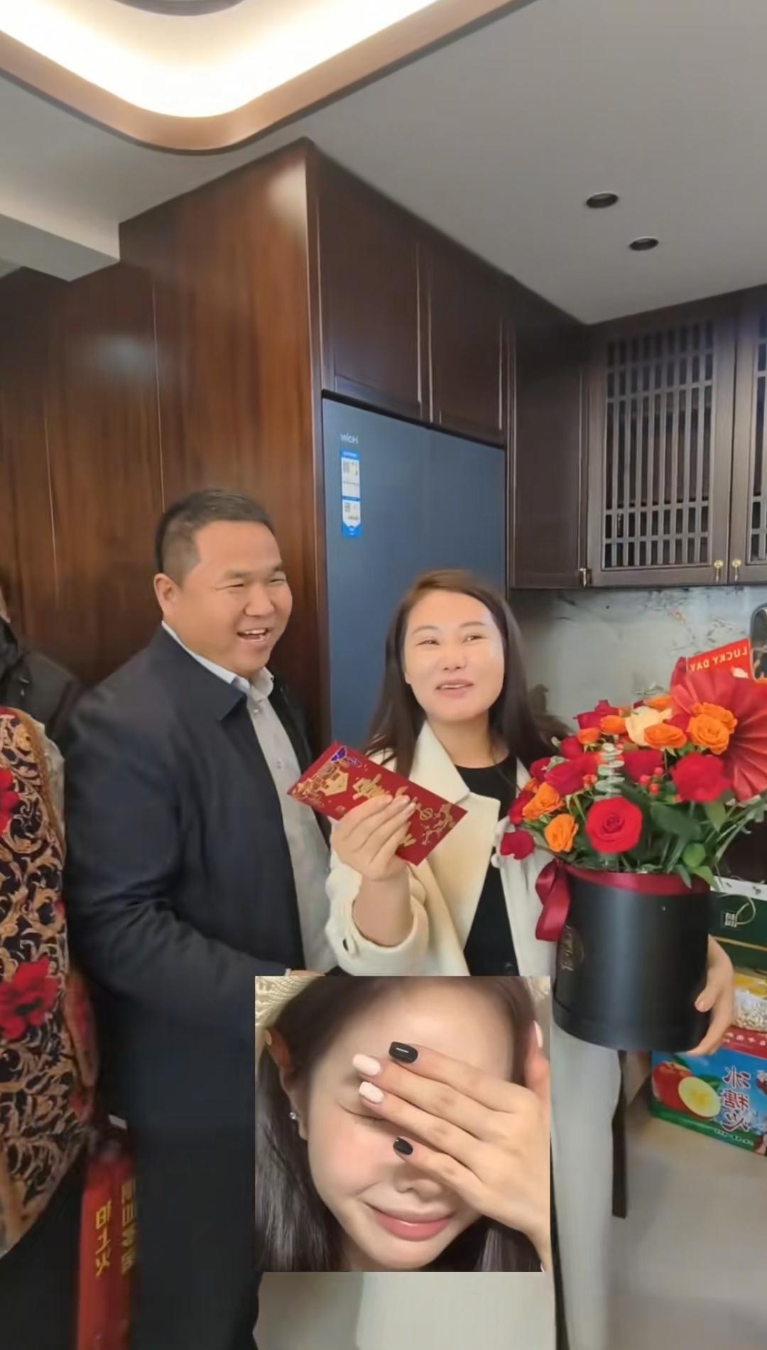 杨妞花乔迁新居，亲朋好友都来祝贺来了，养父哑叔自然要过来道喜，他坐在杨妞花新家，