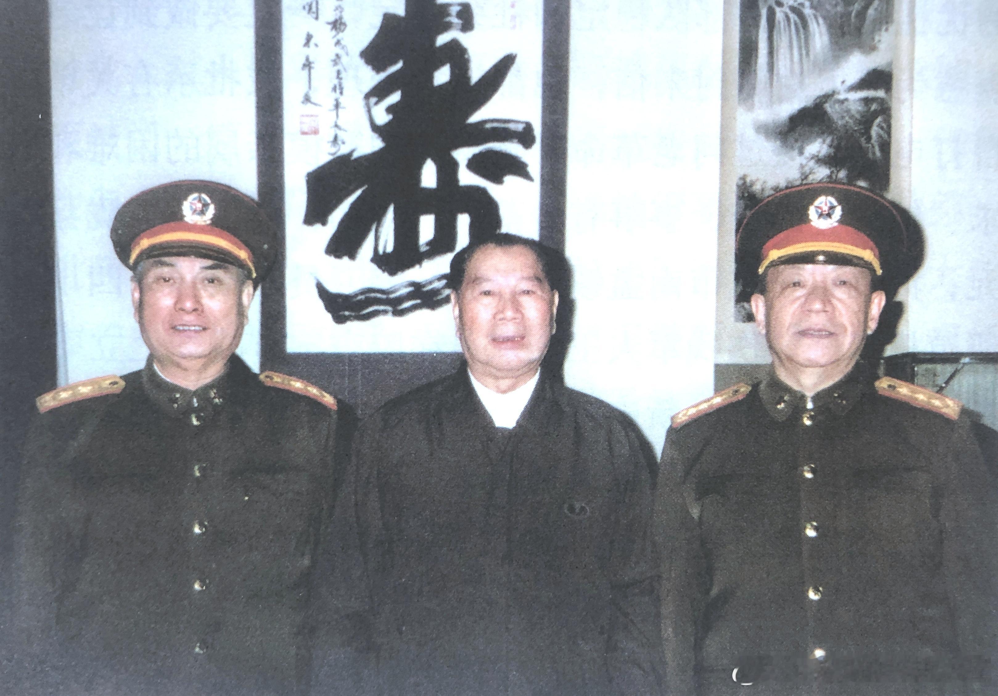 迟浩田和张万年看望杨成武历史影像